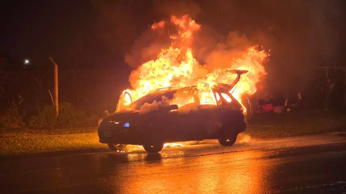 Voraz incendio destruyó por completo una camioneta en Paraná