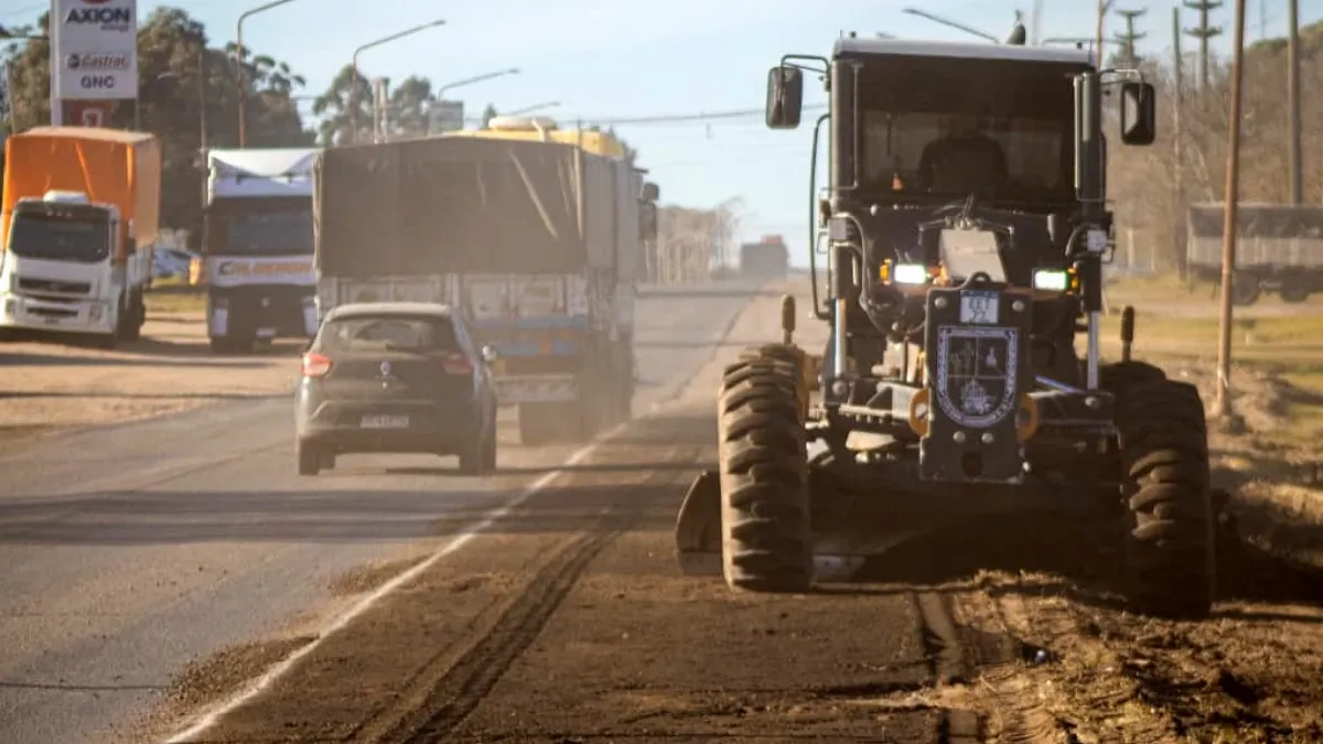 El Municipio colabora con Vialidad nacional para recuperar banquinas de la ruta 18