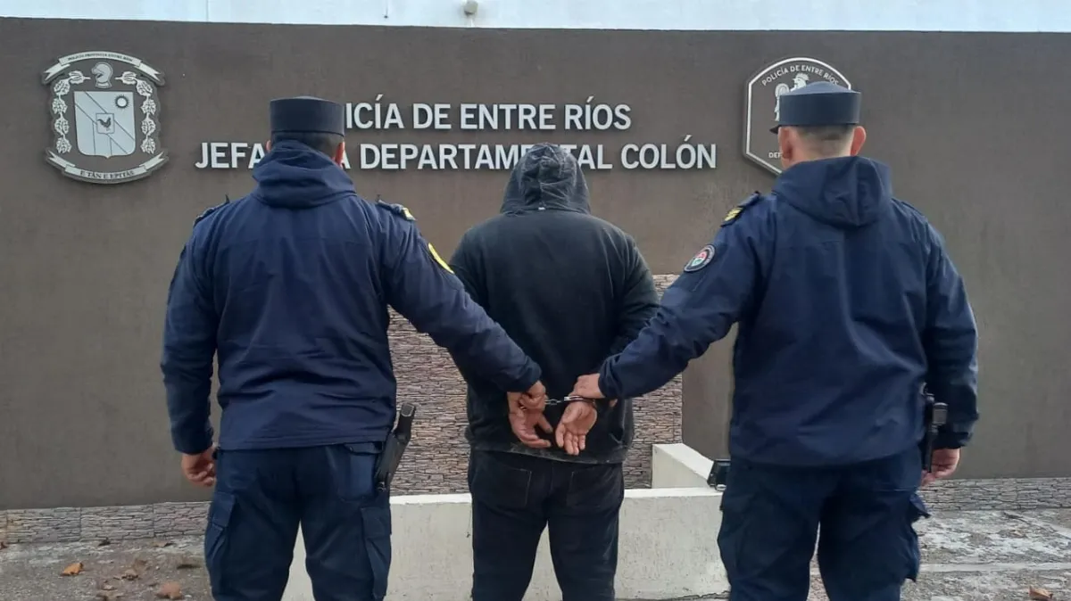 Un hombre que cumplía arresto domiciliario fue detenido durante un procedimiento judicial en Colón