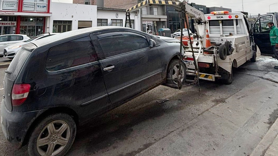 Un joven impactó con su automóvil contra tres rodados sobre avenida Almafuerte.