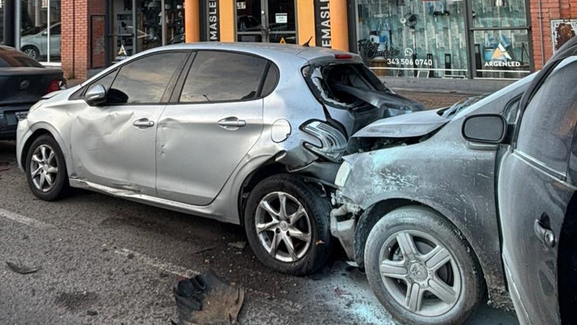 Perdió el control de su auto y chocó contra tres vehículos estacionados en Paraná.