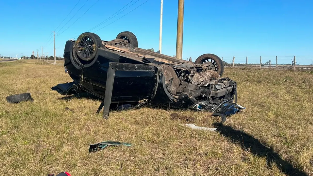 Despistó, volcó y terminó con el auto ruedas arriba en Urdinarrain
