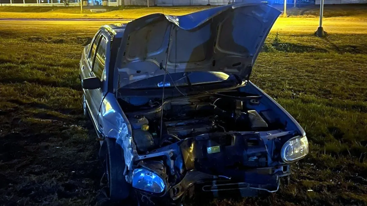 En la avenida Colón, automovilista despistó y chocó contra dos postes