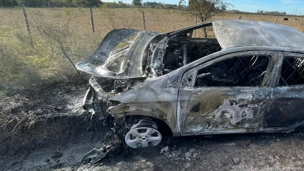 Voraz incendio consumió un automóvil en plena vía pública