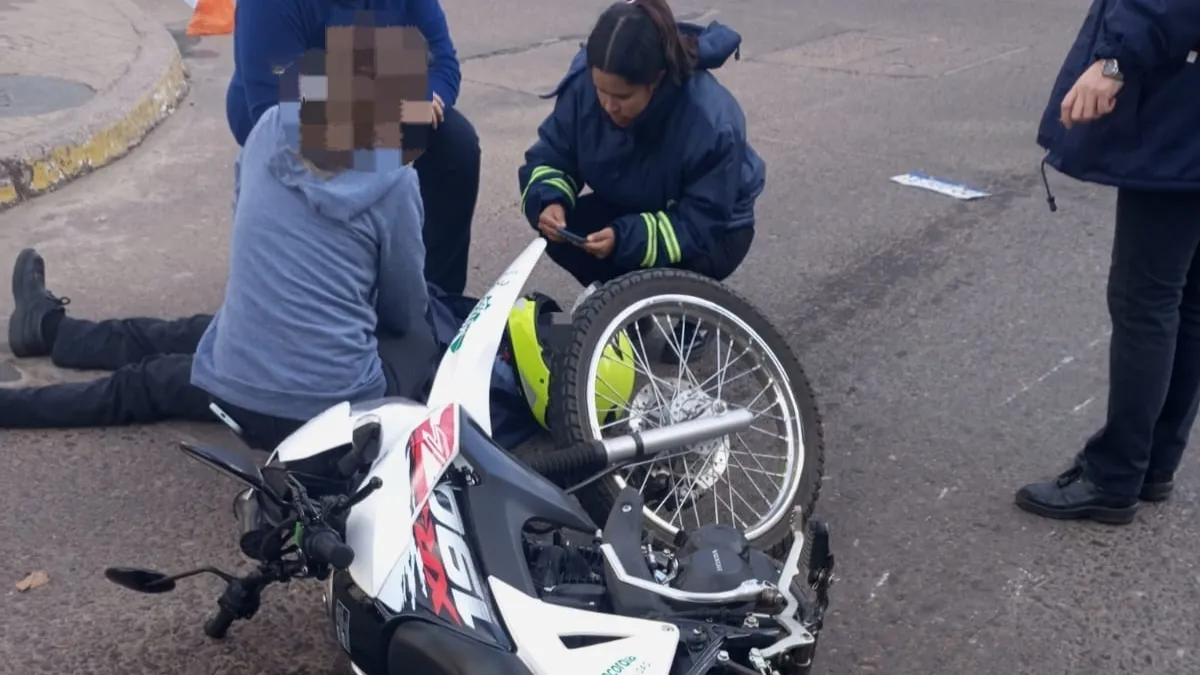 Un agente de Tránsito resultó herido tras un choque entre una moto y una camioneta en Concordia