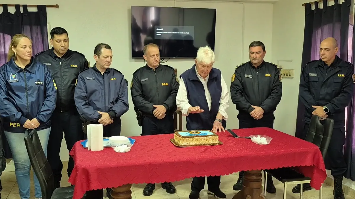 El especial último cumpleaños del padre Marcelo en la Jefatura de Policía