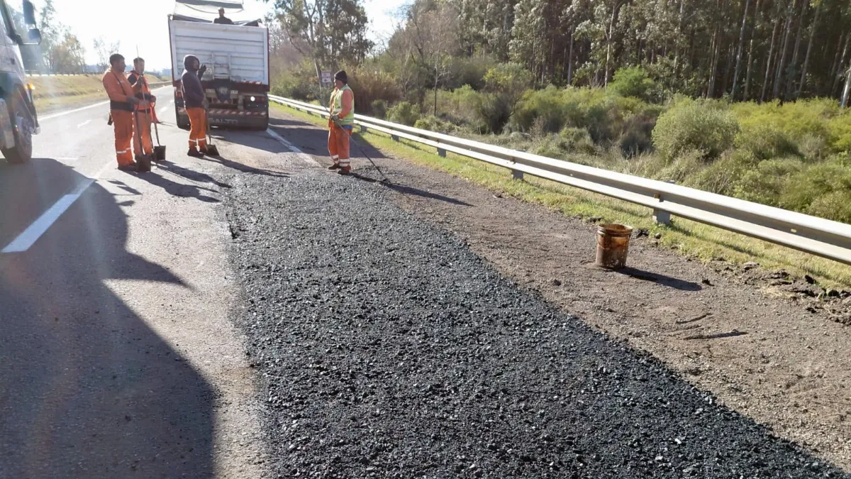 Continúan las tareas de mantenimiento sobre la ruta 14 entre Villa Elisa y Ubajay Continúan las tareas de mantenimiento sobre la ruta 14 entre Villa Elisa y Ubajay