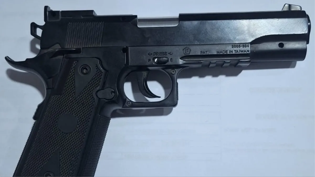 Una discusión entre vecinos terminó con el secuestro de una réplica de arma