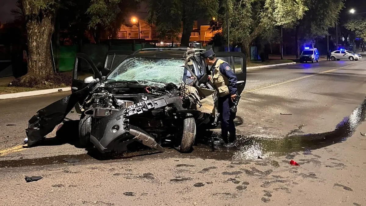 Un joven sufrió graves lesiones tras chocar contra un árbol en Concordia