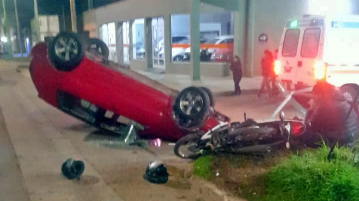 Un automóvil impactó contra una motocicleta estacionada y volcó en Gualeguaychú Un automóvil impactó contra una motocicleta estacionada y volcó en Gualeguaychú