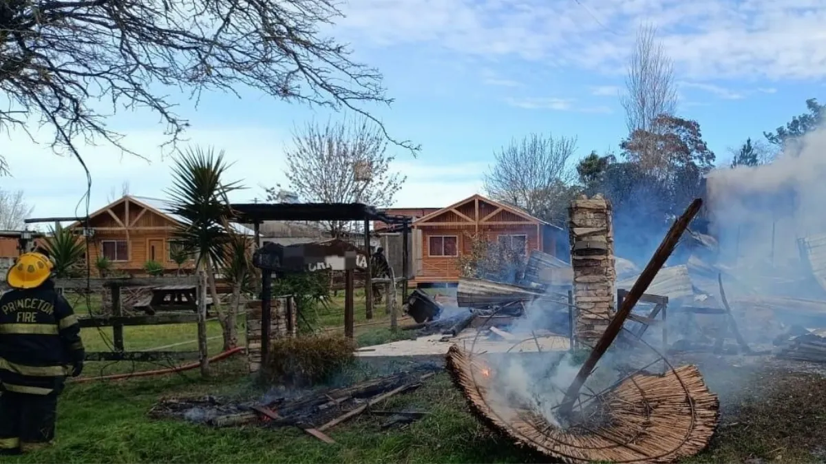 Investigan un incendio que destruyó seis cabañas en un complejo turístico de Colón