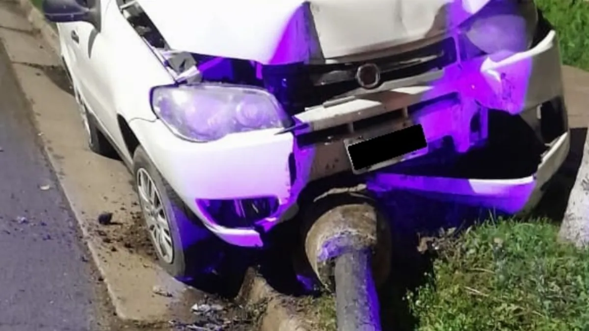 Un auto terminó contra una columna tras una maniobra fallida