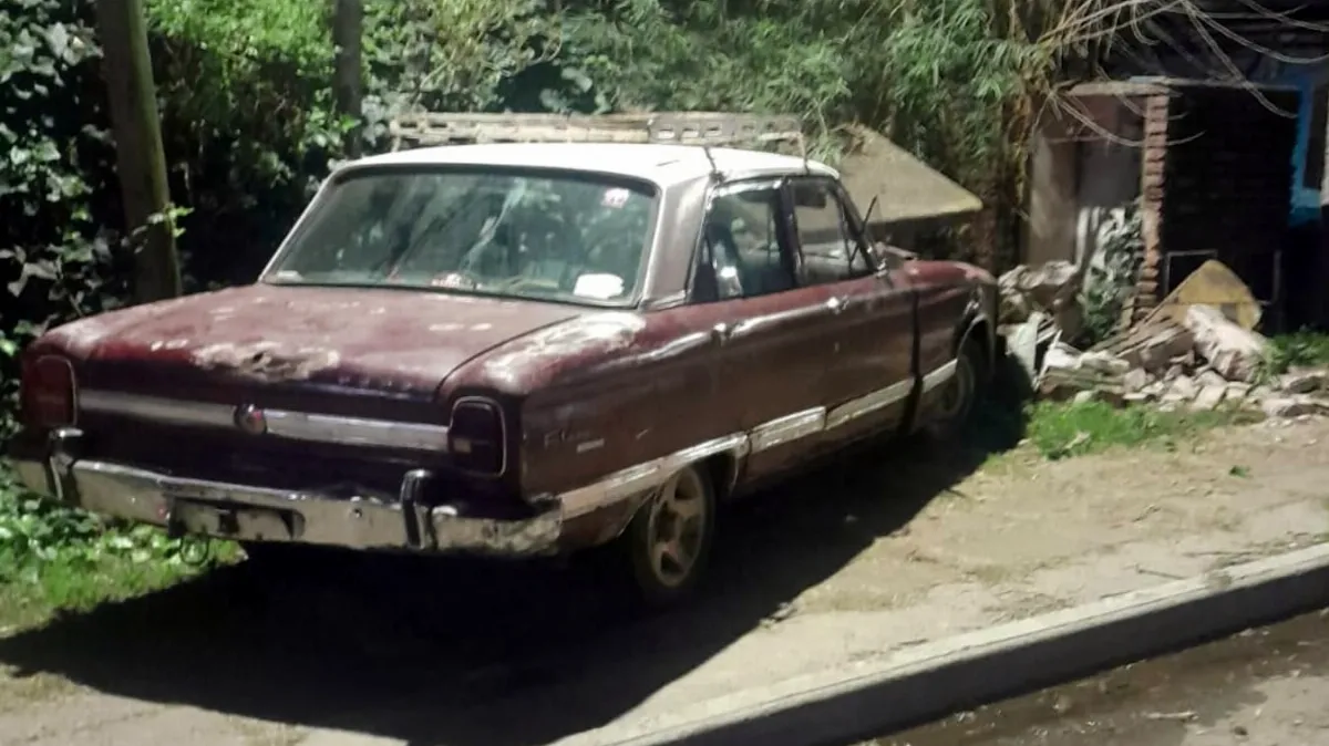 Un Ford Falcon terminó contra una casilla de gas en Paraná Un Ford Falcon terminó contra una casilla de gas en Paraná