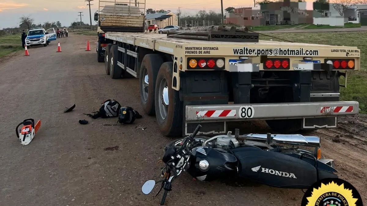 Un motociclista fue hospitalizado tras impactar contra un camión con acoplado