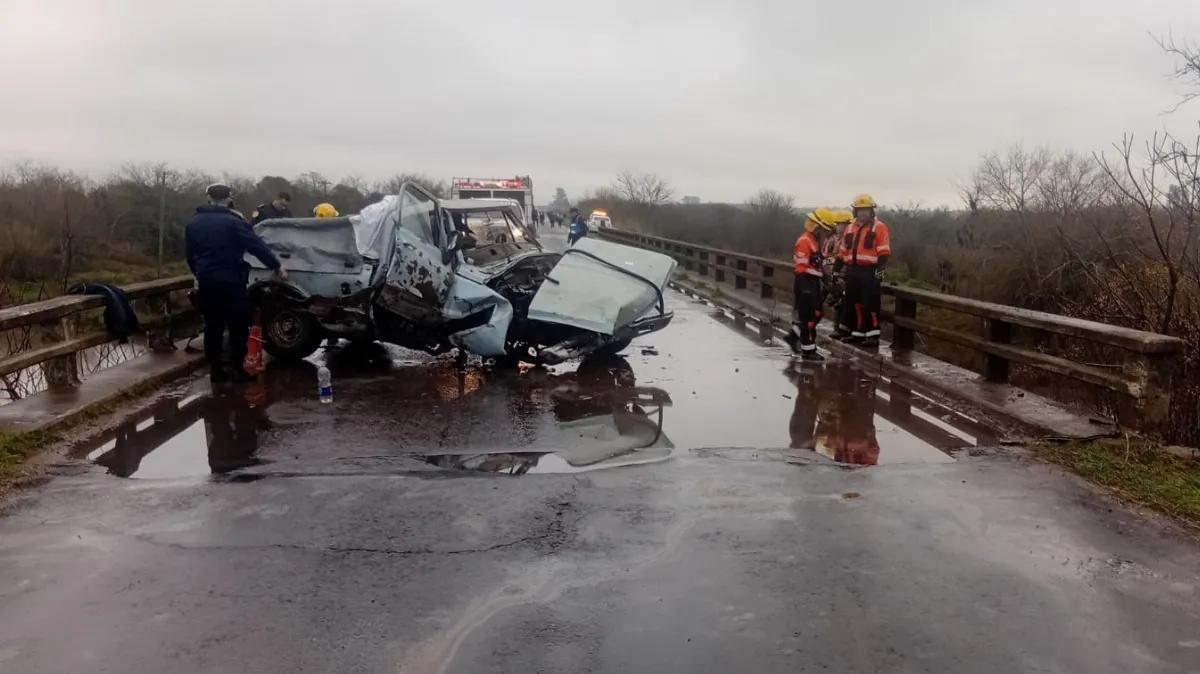 Una camioneta impactó contra un puente y dejó dos heridos graves en Villaguay