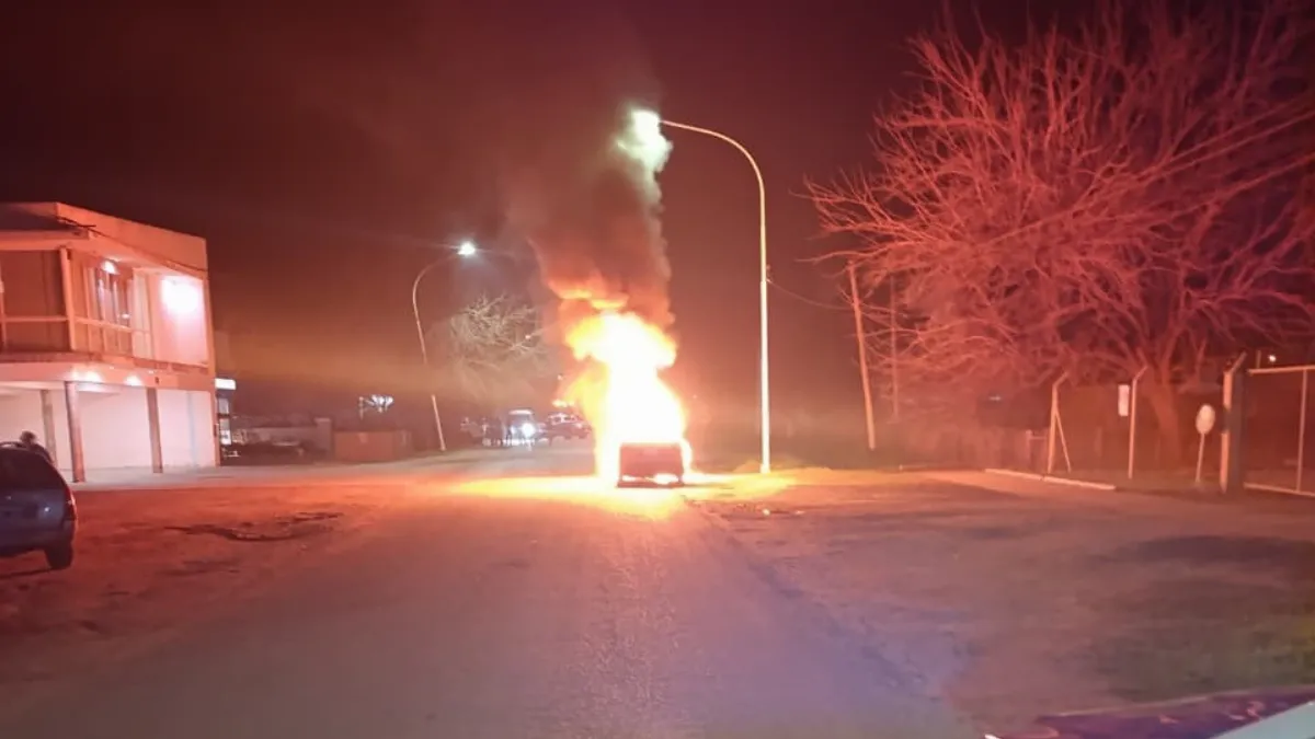 Un automóvil se incendió por completo