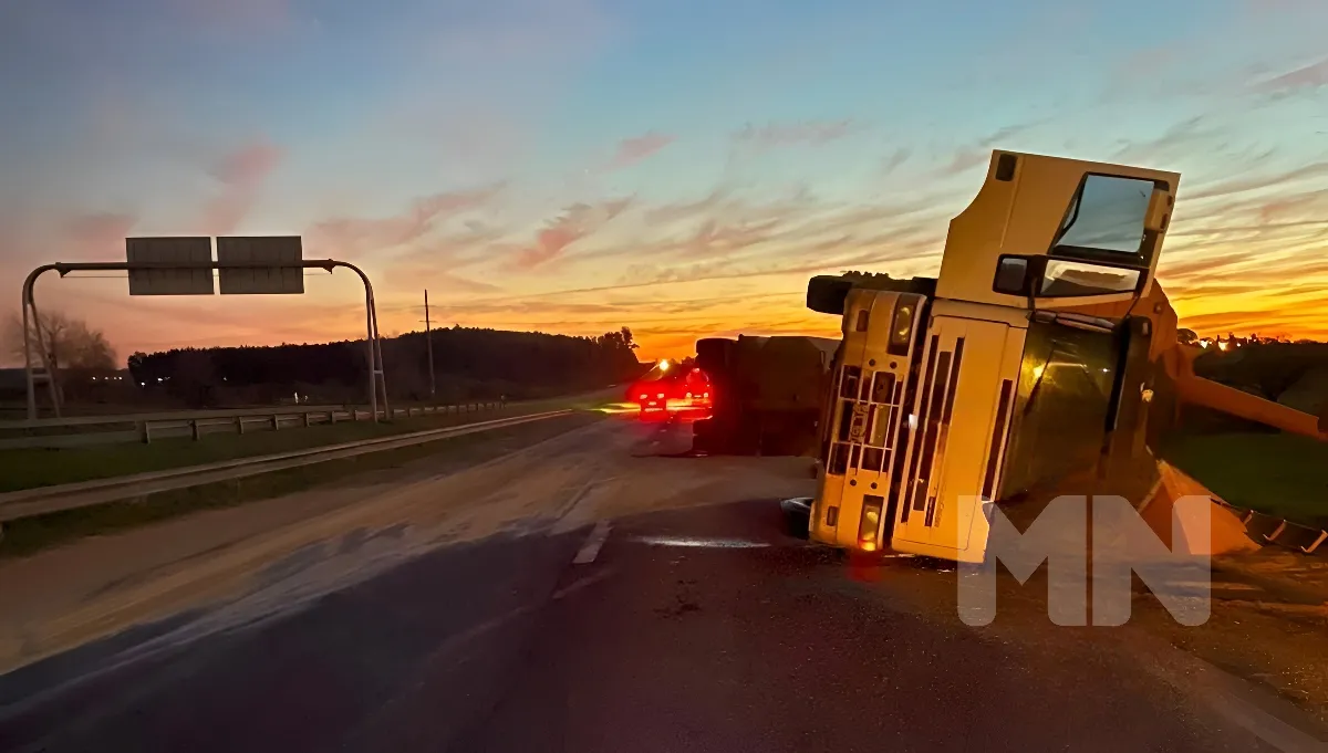 Un camionero resultó herido tras volcar sobre la ruta 14