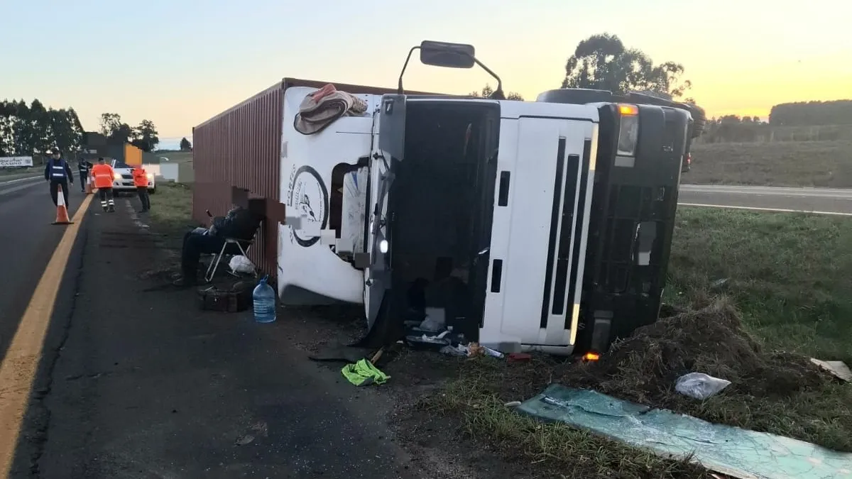 Volcó un camión en la ruta 14 a la altura de Ubajay