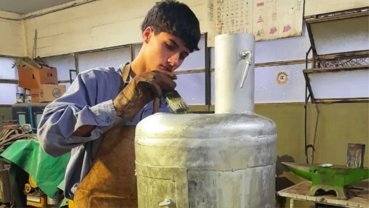 Estudiantes de una escuela técnica fabrican salamandras con materiales reciclados para donar a familias