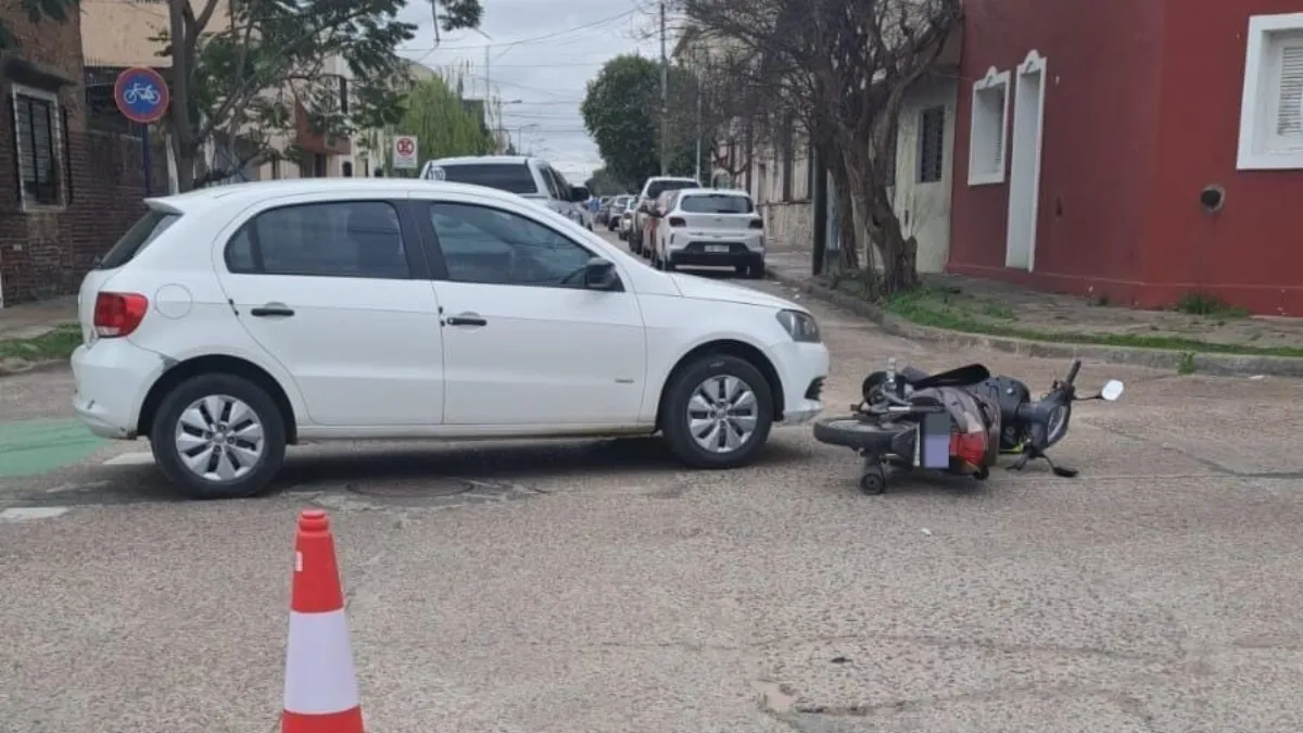 Una motociclista impactó contra el lateral de un auto y debió ser hospitalizada