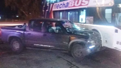 Una camioneta habría sufrido un desperfecto en los frenos y chocó contra un colectivo
