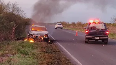 Fuego en plena Ruta 20: una camioneta quedó completamente destruida