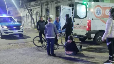 Ciclista resultó herida tras chocar con un auto en San Salvador
