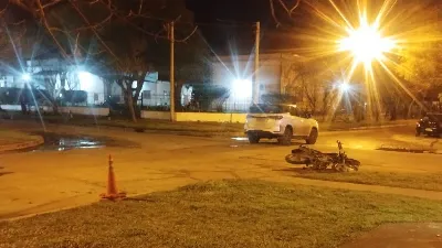 Alcoholizado, sin casco, chocó en moto y sufrió lesiones graves