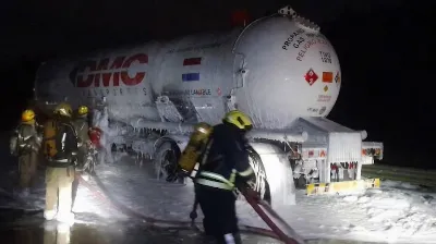 Un camión cisterna cargado con gas se incendió en la Autovía 14 y obligó a cortar el tránsito
