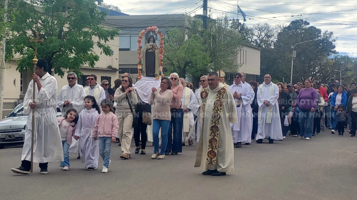 San Salvador vive este jueves la celebración central de Santa Teresita