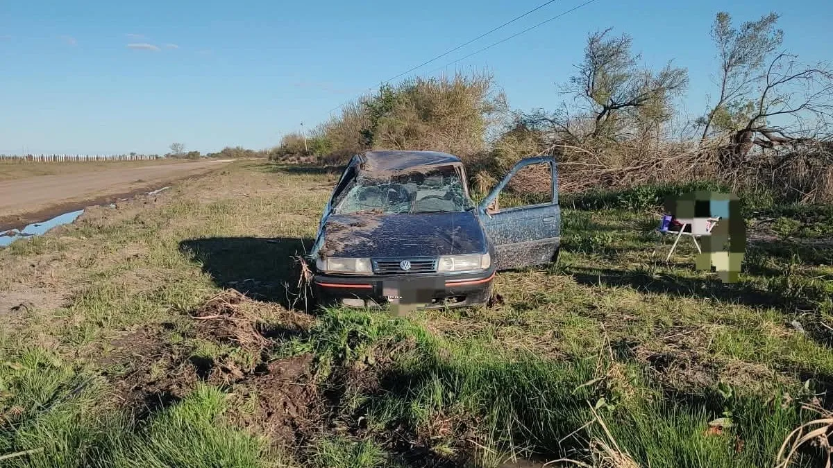 Perdió el control del auto y terminó en la banquina de la ruta 37