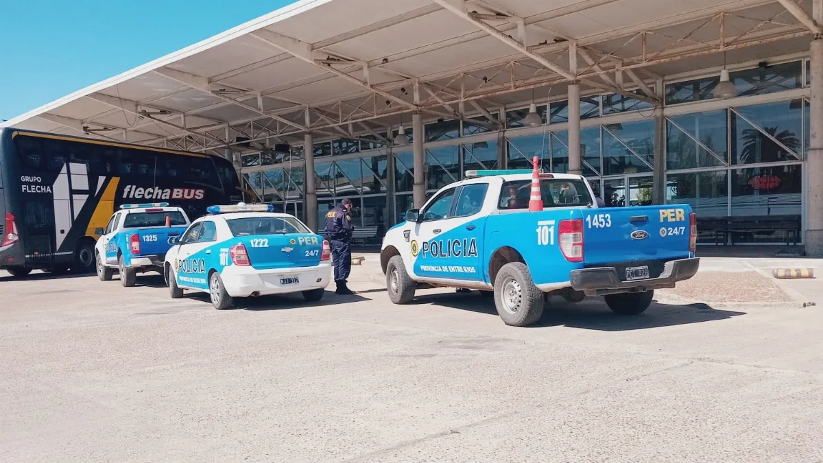 Los buscaban por el robo de un celular y fueron detenidos en la Terminal de Gualeguaychú