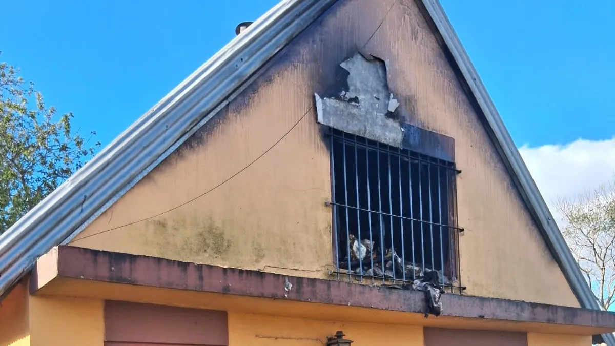 Una estufa hogar habría originado un incendio que provocó importantes daños materiales