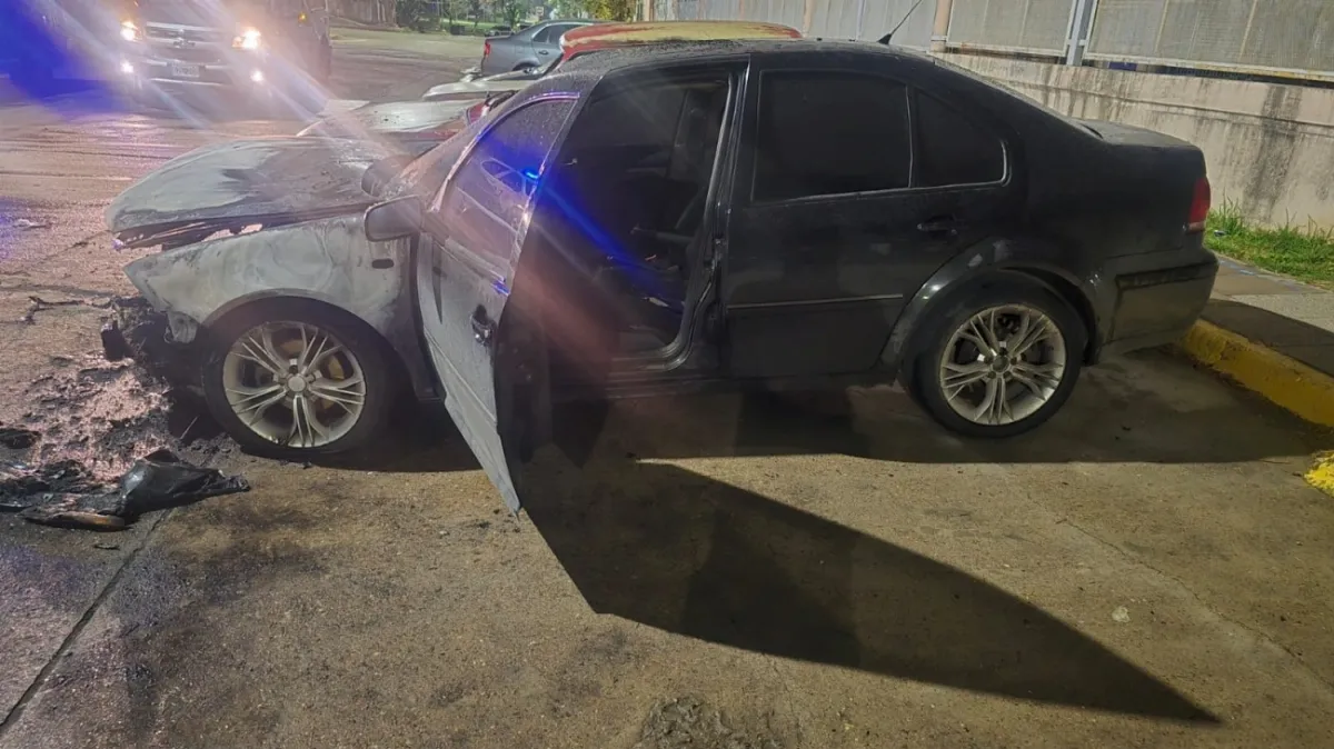 Investigan el incendio de un automóvil durante la madrugada en Paraná