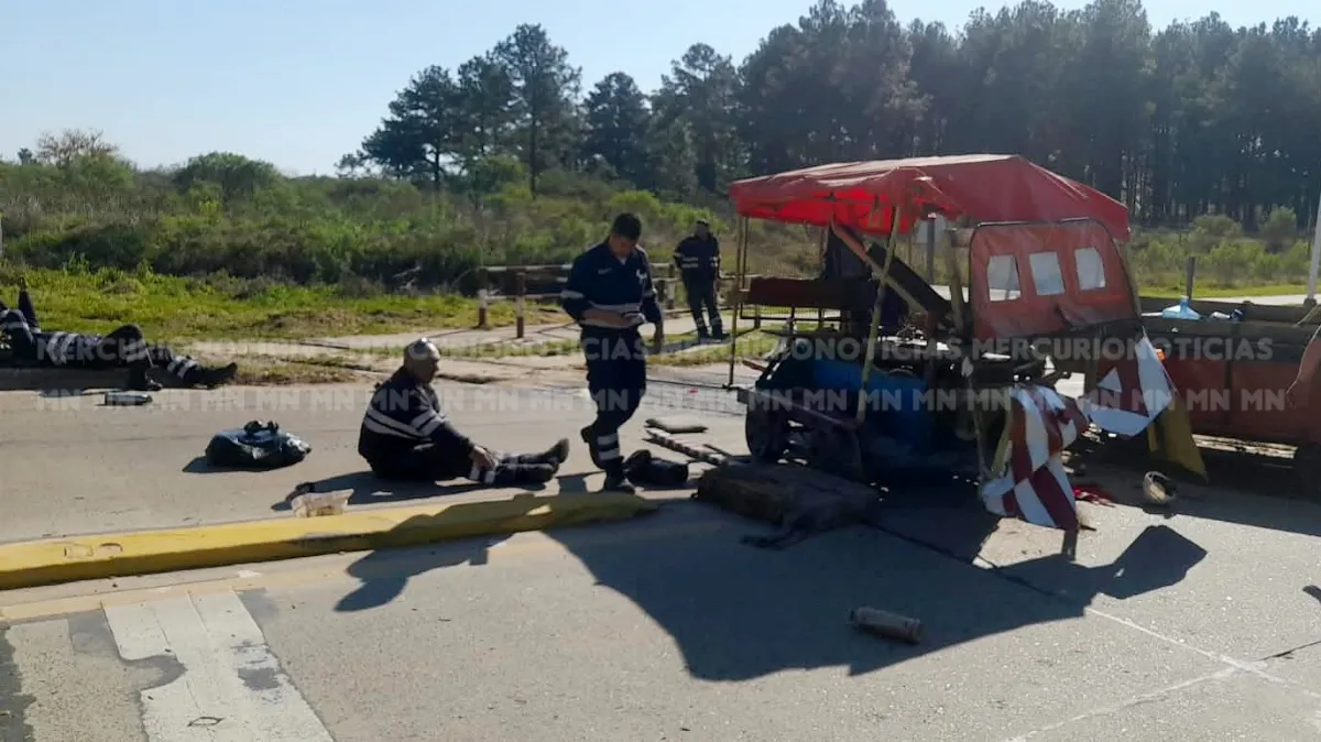Fuerte choque entre un camión y una zorra ferroviaria: habría varios lesionados