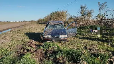 Perdió el control del auto y terminó en la banquina de la ruta 37