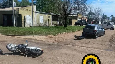 Choque entre un auto y una moto dejó dos personas lesionadas