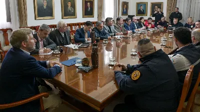 Frigerio coordinó un plan de trabajo con bomberos voluntarios a horas de la protesta nacional