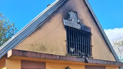 Una estufa hogar habría originado un incendio que provocó importantes daños materiales