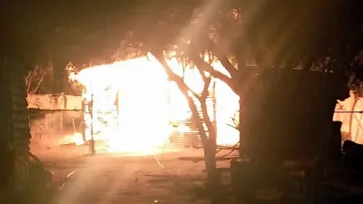 Una llamarada al abrir una garrafa provocó un incendio en una casa de madera