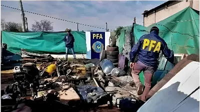 Procesaron a policías y mecánicos por el presunto saqueo de vehículos secuestrados