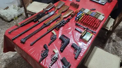 Secuestraron pistolas, revólveres, rifles, una escopeta y cientos de municiones en Villa Adela