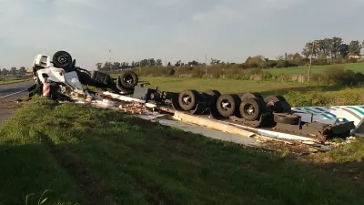 Se habría dormido al volante y volcó con un camión en la ruta 14