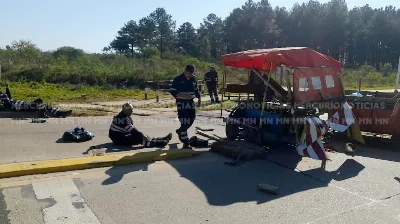 Fuerte choque entre un camión y una zorra ferroviaria: habría varios lesionados