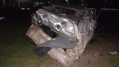 Perdió el control, volcó y terminó entre los árboles
