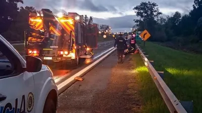 Cayeron de una moto y luego un auto impactó contra el rodado sobre ruta 14