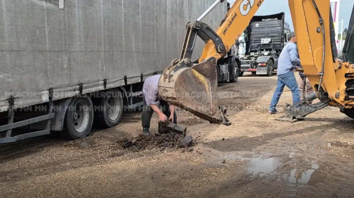 Un semirremolque cargado con arroz se hundió en el acceso Este a San Salvador