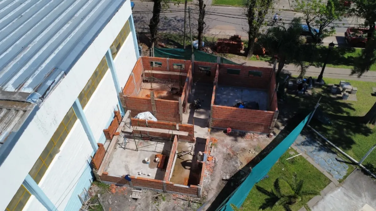 Avanza la construcción de nuevos sanitarios, oficina y depósito en el Polideportivo municipal