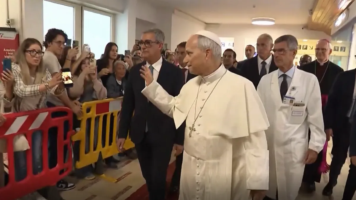 León XIV recibió el alta médica y regresó al Vaticano tras cinco días de internación