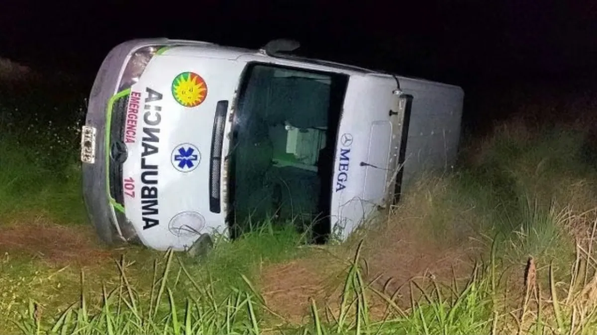 Una ambulancia que trasladaba a un niño y su madre volcó sobre la ruta 12
